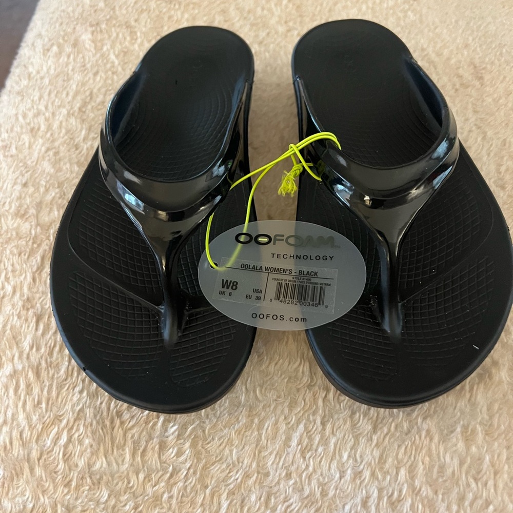 OOFOS Black Women's Sandals NWT